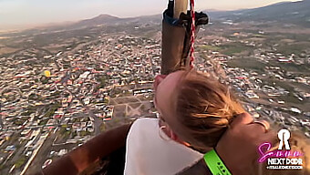 Intensives Liebesspiel Im Morgengrauen In Der Nähe Von Pyramiden In Einem Heißluftballon Mit Einer Atemberaubenden Blondine